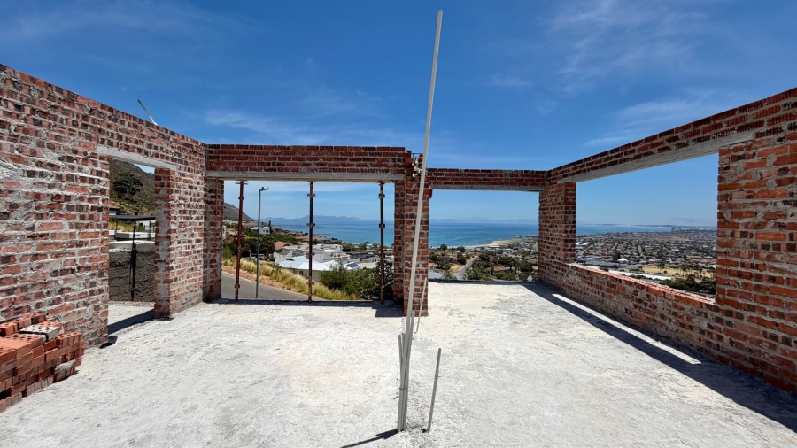 4 Bedroom Property for Sale in Mountainside Western Cape